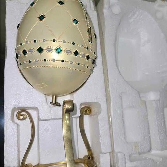 Barbie Other - Beautiful 2000 Mattel Barbie musical jewelry egg in emerald princess theme.